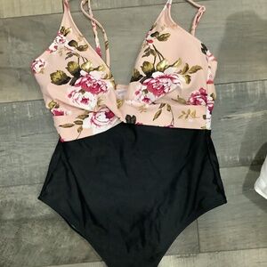 Cupshe bathing suit, size medium